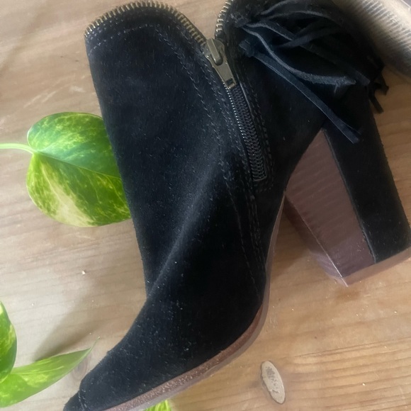 Suede Fringe Zipper Detail DV Booties! Very Good Condition Sz 6 - Picture 3 of 3